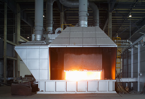 アルミが溶解されている炉の様子