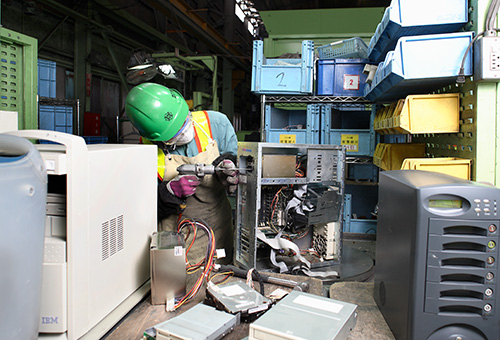 パソコン本体を解体する男性