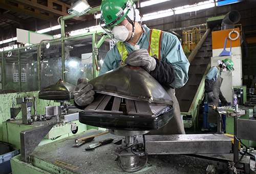 モニターを解体する男性