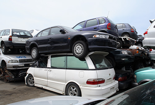 積み重ねられた自動車の車体