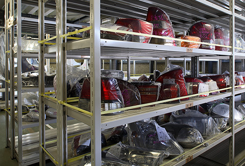 棚に並ぶ自動車のパーツ